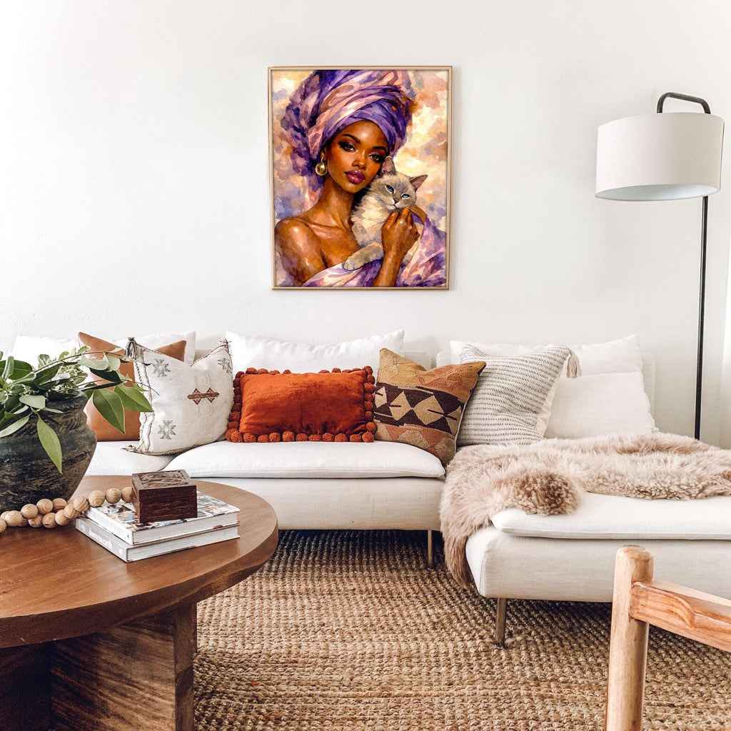Kedili Kadın Çerçeveli Poster: Asil Suluboya Sanatı, Mor ve Altın
